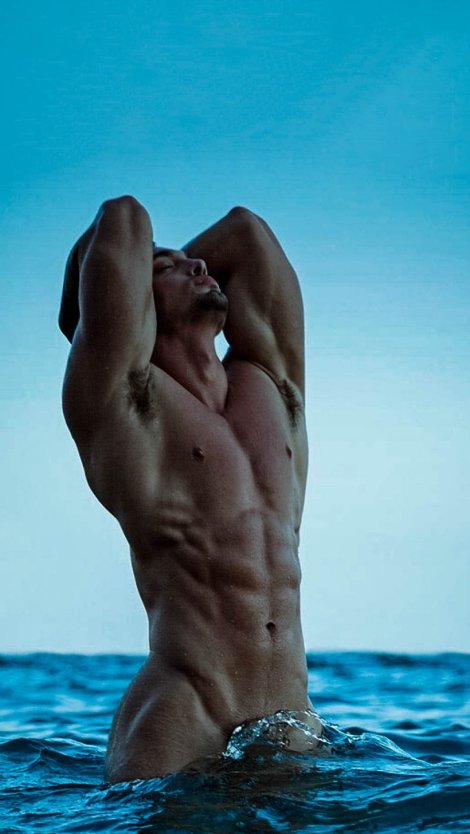 Красивое голое мужское тело