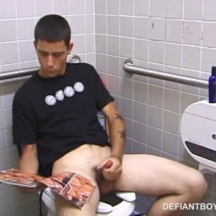 Мастурбация в туалете пацан