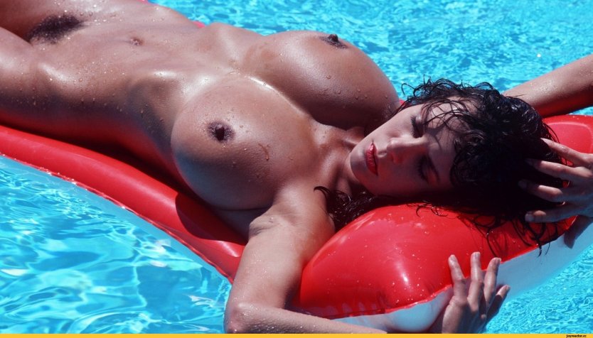 Голые девчонки в бассейне