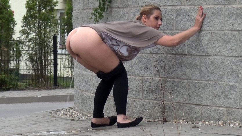 Женщина какает на улице