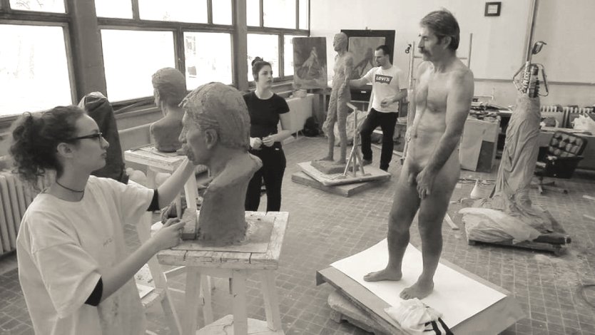 Голый мужчина позирует натурщик