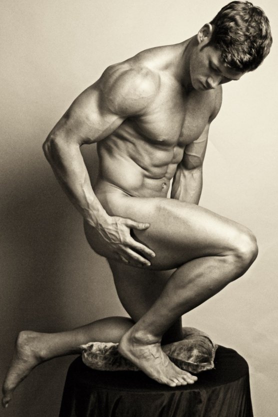Красивое мужское тело ню