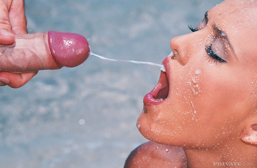 Красивым девушкам кончают в ротик