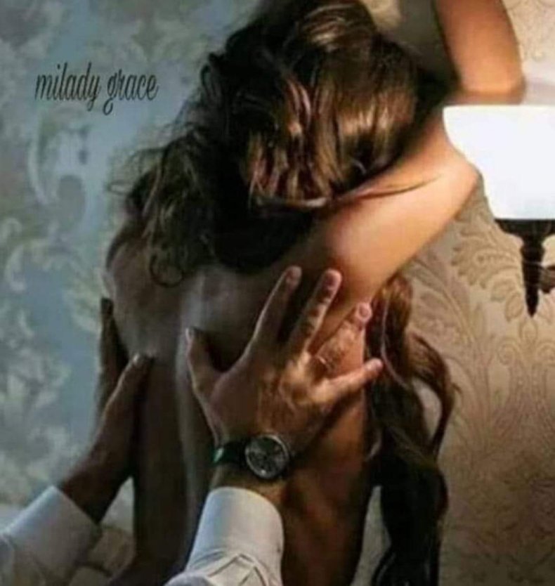 Мужчина держит за волосы