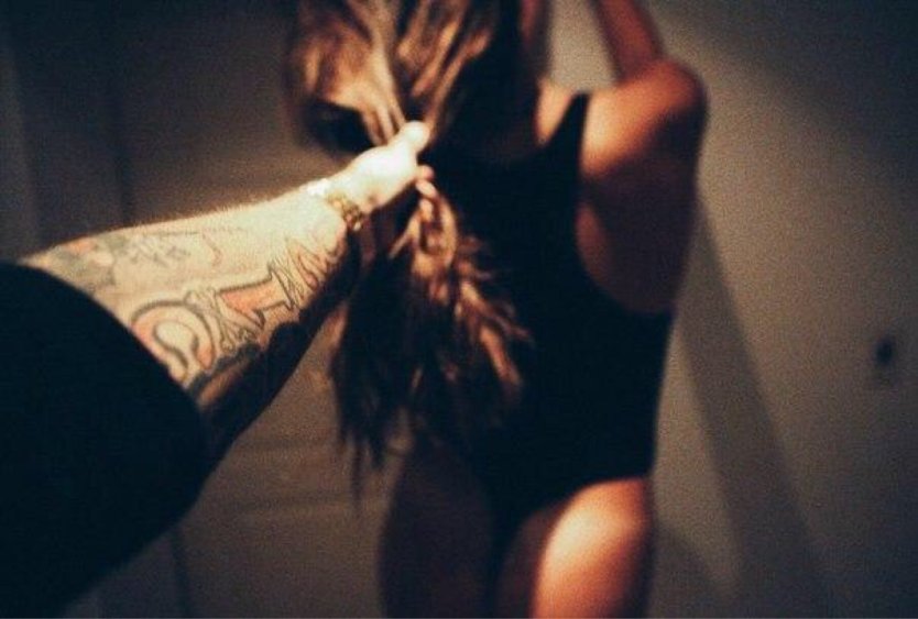 Сзади за волосы