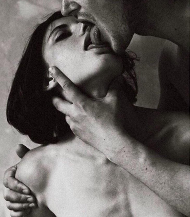 За волосы девушку