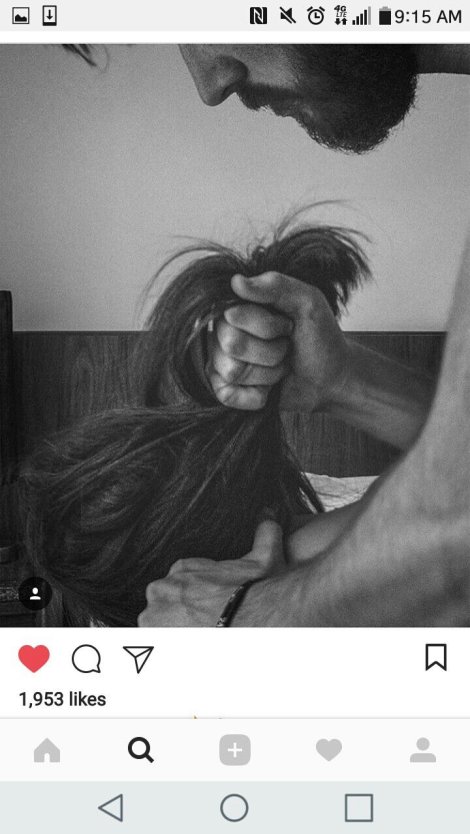 За волосы девушку