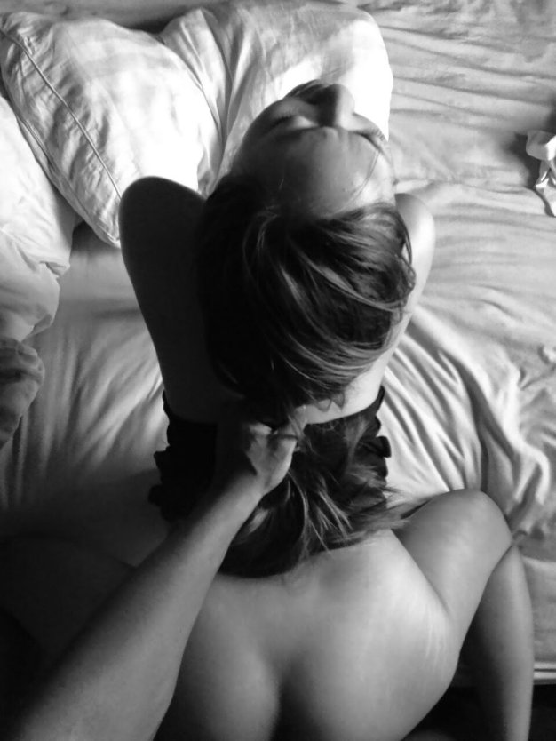 За волосы девушку