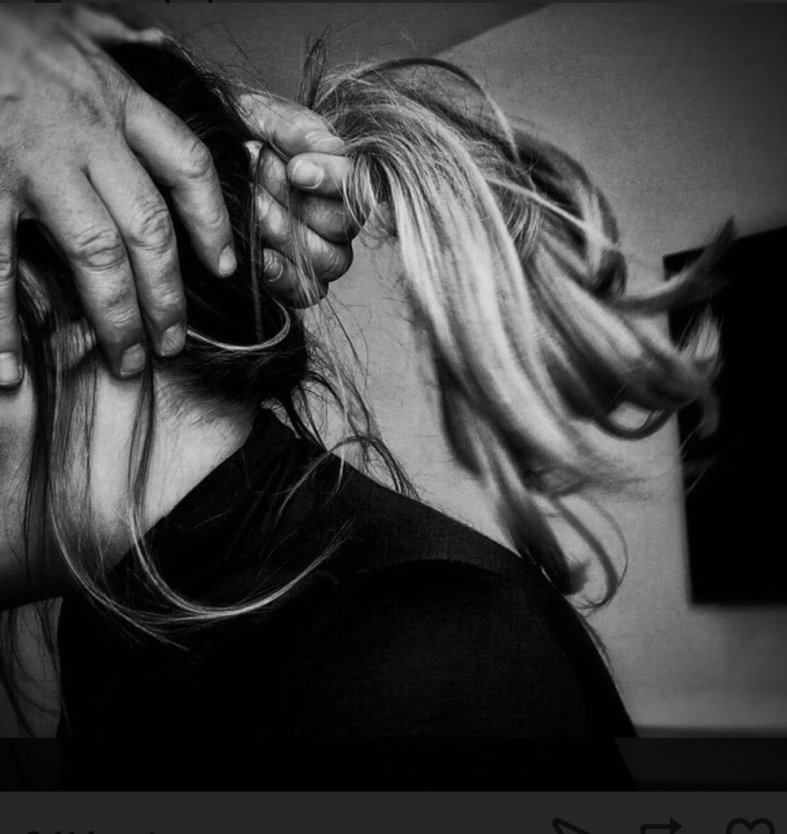 Держит девушку за воло ы