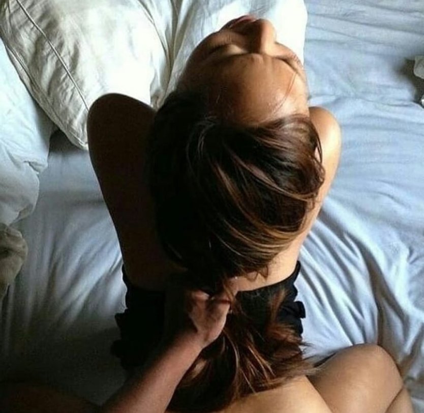 За волосы девушку