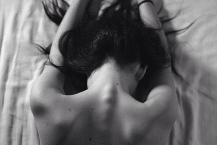 За волосы девушку