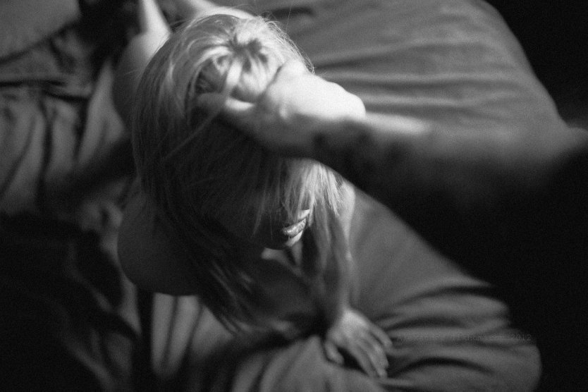 Держит девушку за волосы