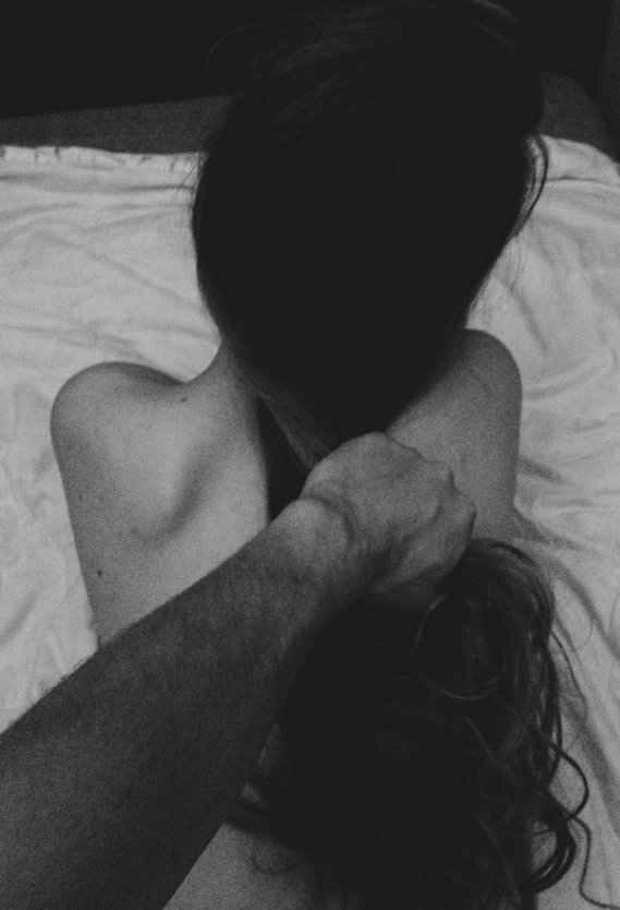 Держит ее за волосы