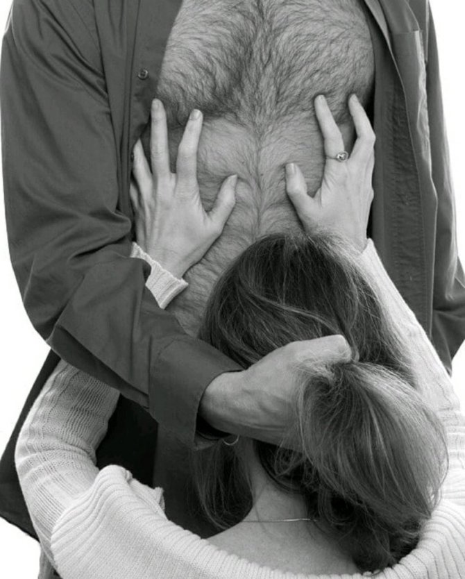 Держит за волосы