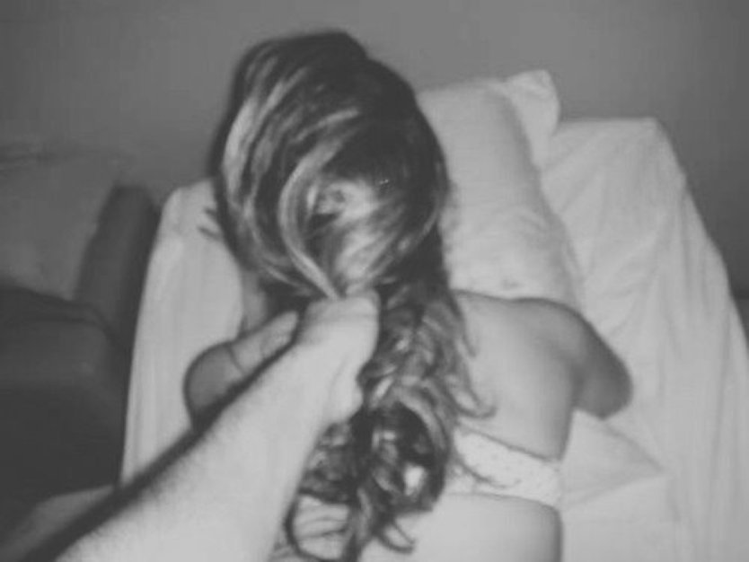 Держит девушку за волосы