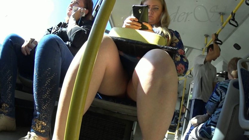 Подглядывание под юбку в офисе