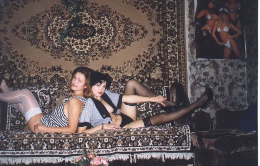 Позирует на фоне ковра