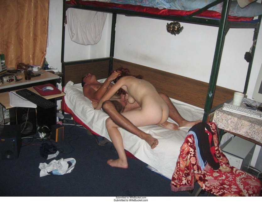 Пьяные голые женщины в общаге