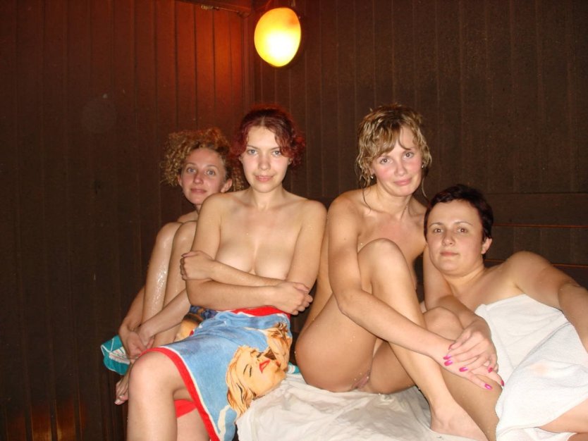 Голая жена с друзьями в сауне