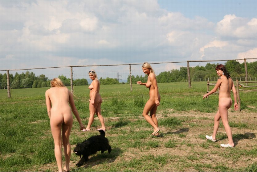 Семейный нудизм в деревне