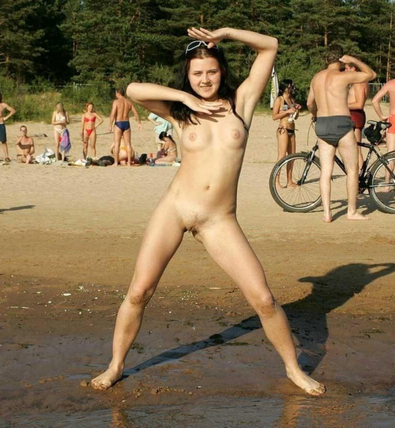Голые нудистки гуляют по берегу