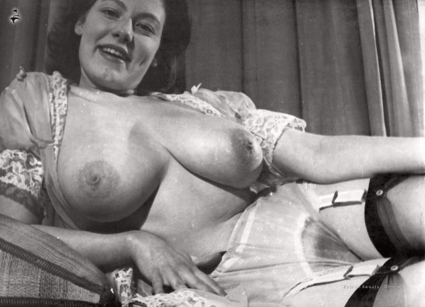 Голые дамы в ретро панталонах