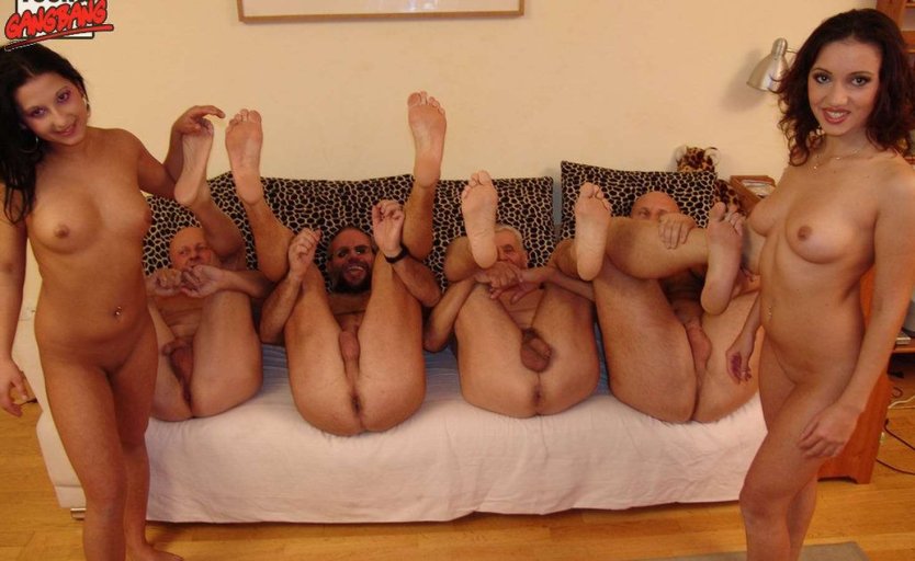 Много голых женщин разного возраста