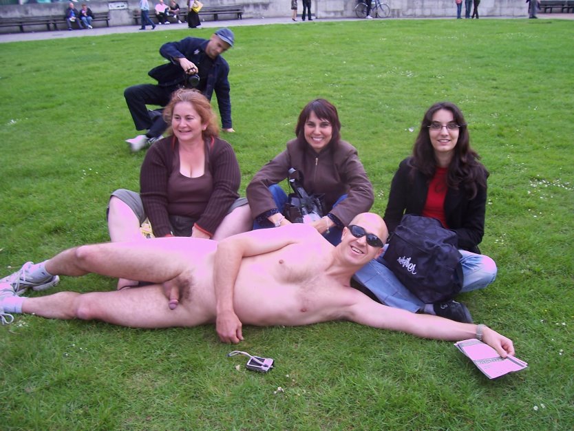 Голые мужчины одетые женщины