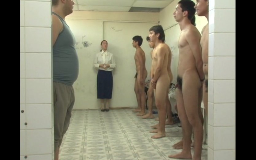 Голые парни одетые девочки