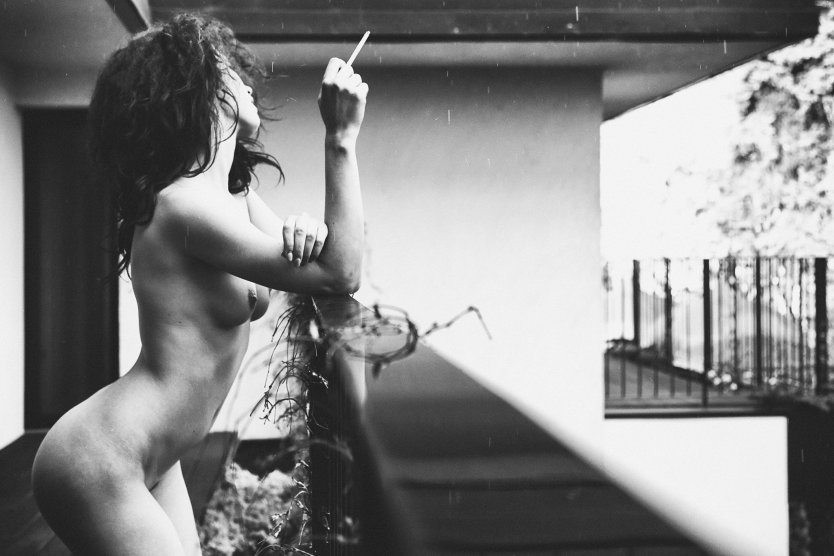 Художественное ню курит