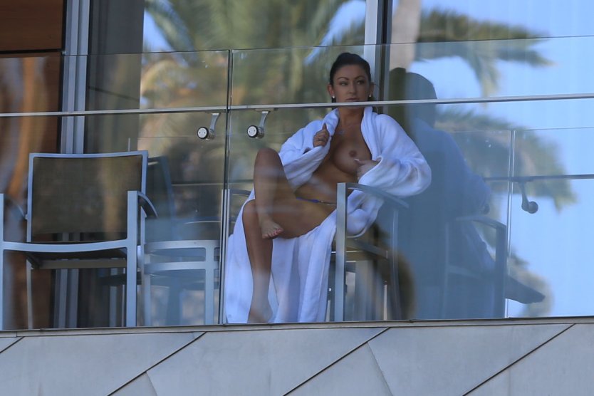 Сиськи на балконе отеля