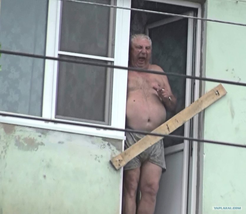 Курит голая на балконе частное