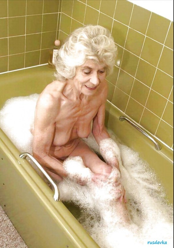 Пожилые женщины моются