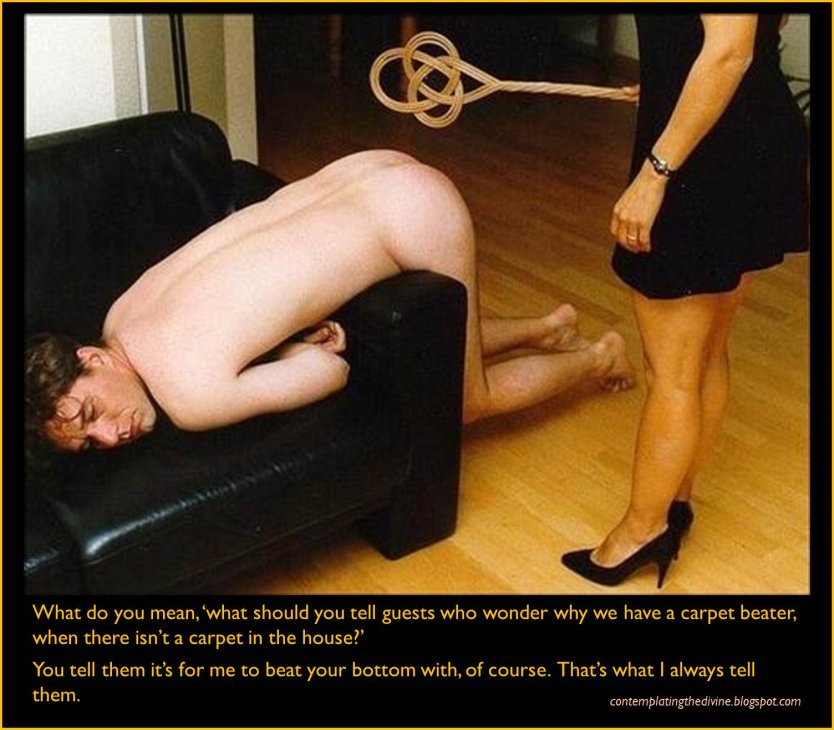 Женщина порет голого парня