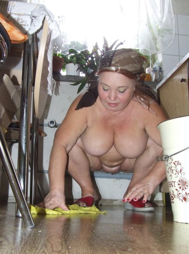 Голые женщины убираются в доме