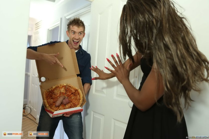 Разделась для доставщика пиццы