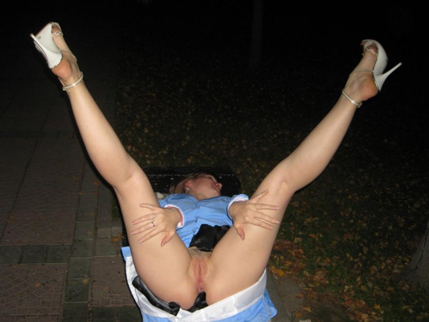 Пьяная телка без трусов