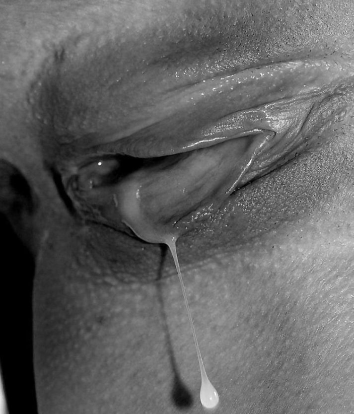 Мокрая киска крупным планом