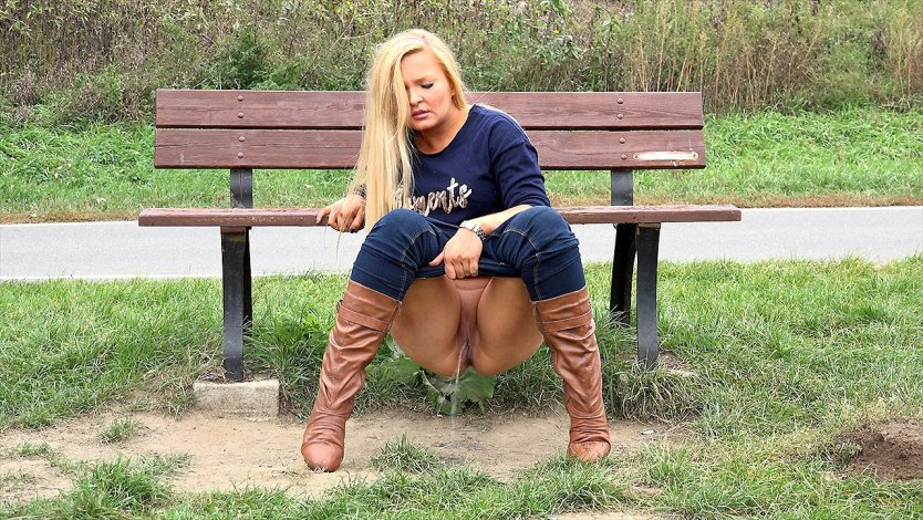 Писсинг красивых девушек