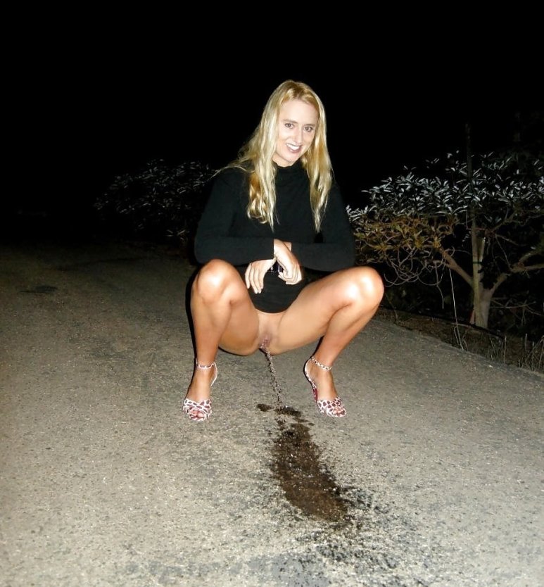 Девушки на публике писсинг