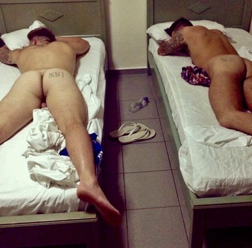 Голые парни спят поезд