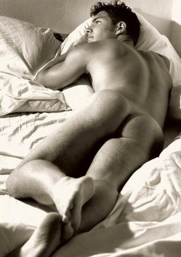 Голые попки спящих парней