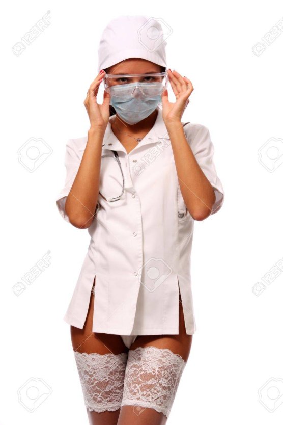 Медсестра в коротеньком халате