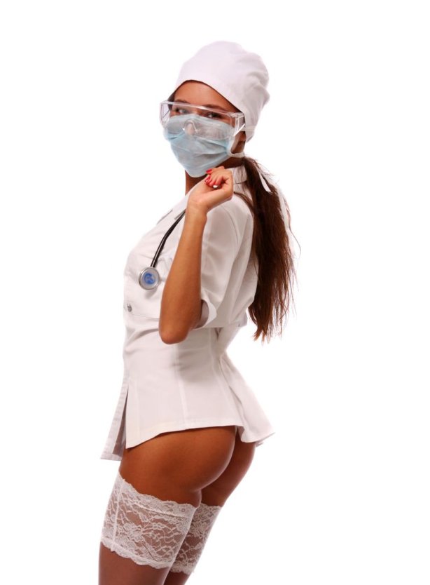 Голая медсестра в медицинской маске