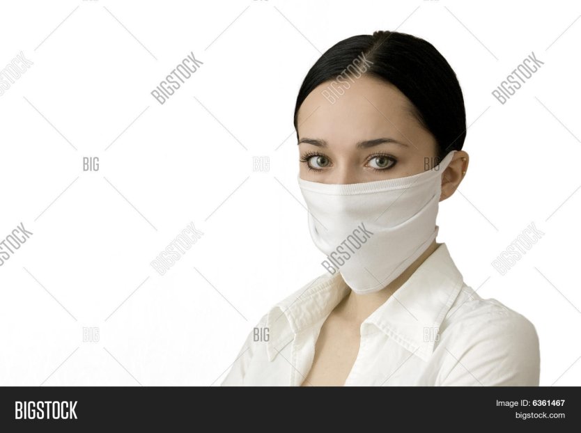 Лицо девушки в маске медицинской