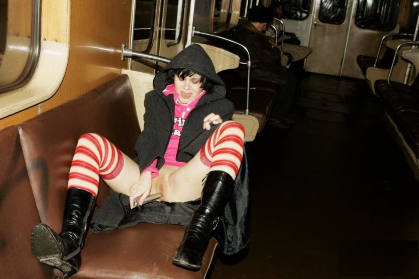 Девушки без трусиков в метро