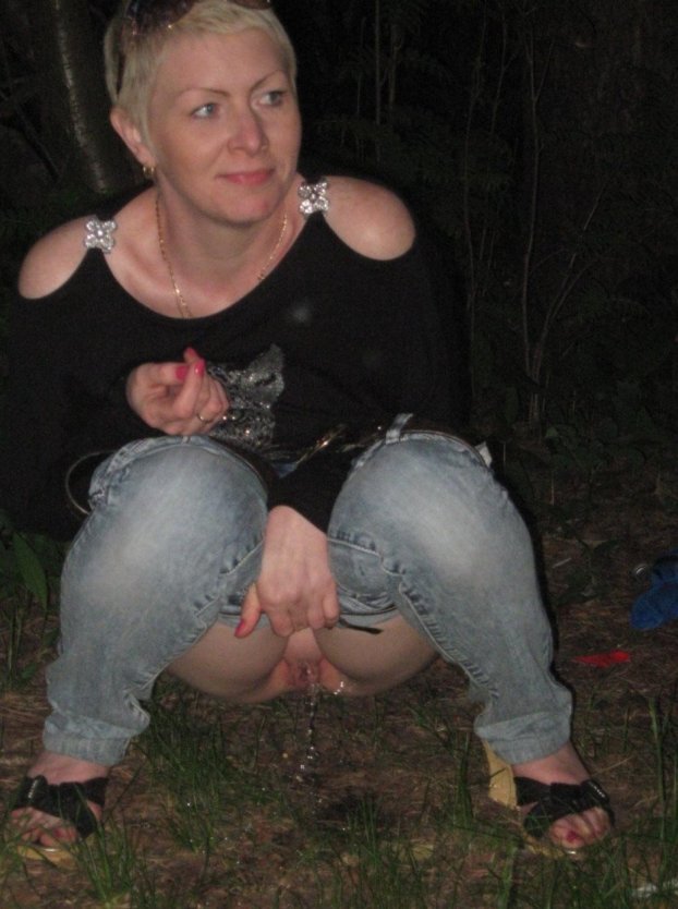 Пьяная алкашка без трусов