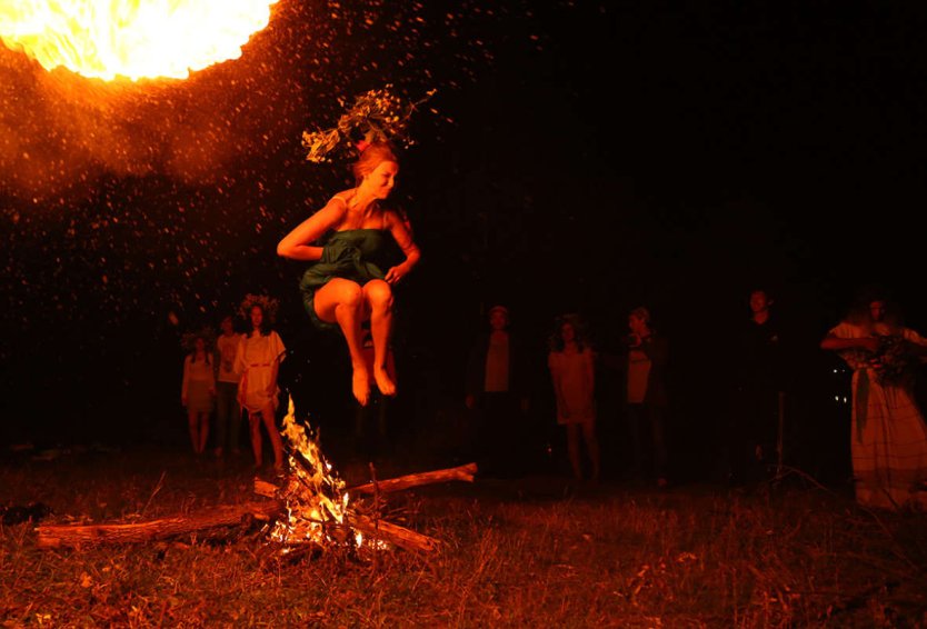 Прыжки голышом через костер
