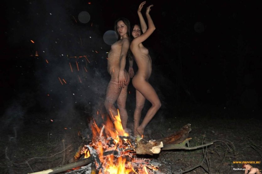 Девушка возле костра ню