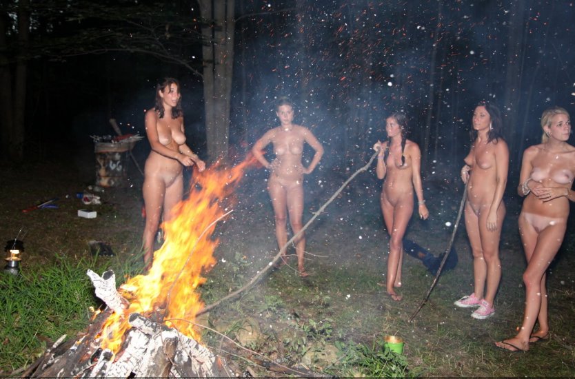 Голые праздники на природе